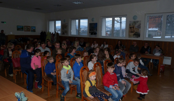 5. fotografia fotogalérie Stretnutie s Mikulášom pri vianočnom stromčeku
