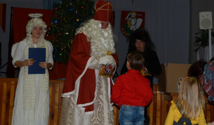 6. fotografia fotogalérie Stretnutie s Mikulášom pri vianočnom stromčeku