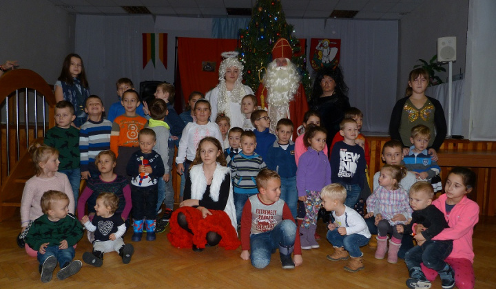 8. fotografia fotogalérie Stretnutie s Mikulášom pri vianočnom stromčeku