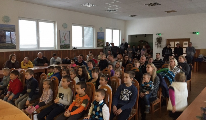 11. fotografia fotogalérie Stretnutie s Mikulášom pri vianočnom stromčeku