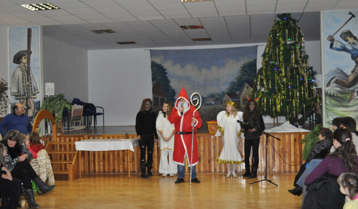 1. fotografia fotogalérie Kultúra a šport / Stretnutie s Mikulášom pri vianočnom stromčeku
