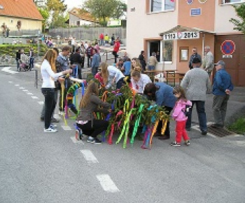 Kultúra a šport / Stavanie mája a spúšťanie fontány