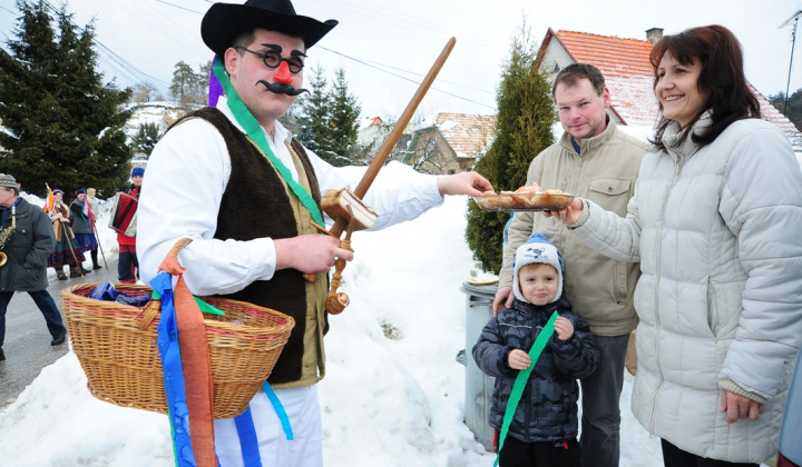 9. fotografia fotogalérie Kultúra a šport / Fašiangy na dedine spojené s obecnou zabíjačko