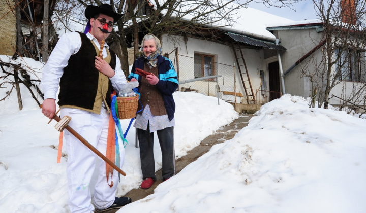 11. fotografia fotogalérie Kultúra a šport / Fašiangy na dedine spojené s obecnou zabíjačko