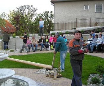 Kultúra a šport / Stavanie mája a spúšťanie fontány