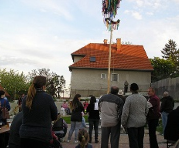 Kultúra a šport / Stavanie mája a spúšťanie fontány