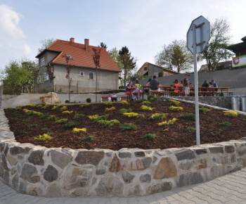 Kultúra a šport / Stavanie mája spojené s otvorením námestia obc
