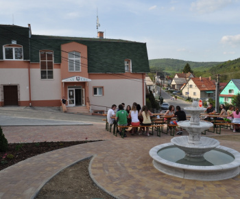 Kultúra a šport / Stavanie mája spojené s otvorením námestia obc