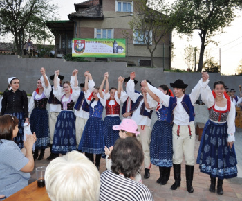 Kultúra a šport / Stavanie mája spojené s otvorením námestia obc