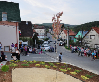 Kultúra a šport / Stavanie mája spojené s otvorením námestia obc