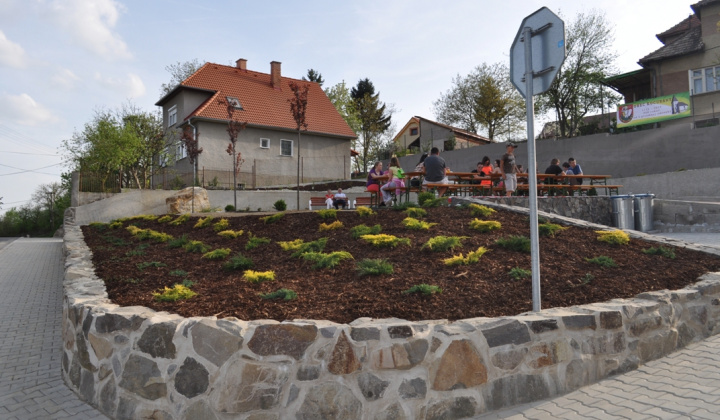 1. fotografia fotogalérie Kultúra a šport / Stavanie mája spojené s otvorením námestia obc