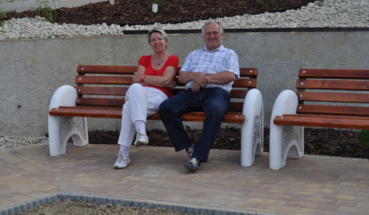 2. fotografia fotogalérie Kultúra a šport / Stavanie mája spojené s otvorením námestia obc