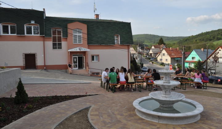 4. fotografia fotogalérie Kultúra a šport / Stavanie mája spojené s otvorením námestia obc