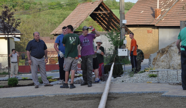 7. fotografia fotogalérie Kultúra a šport / Stavanie mája spojené s otvorením námestia obc