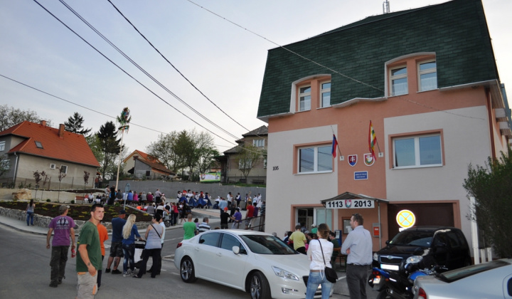 11. fotografia fotogalérie Kultúra a šport / Stavanie mája spojené s otvorením námestia obc