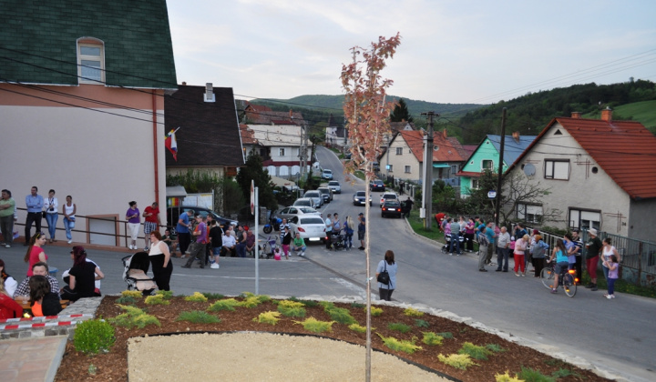 13. fotografia fotogalérie Kultúra a šport / Stavanie mája spojené s otvorením námestia obc