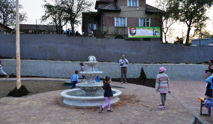 14. fotografia fotogalérie Kultúra a šport / Stavanie mája spojené s otvorením námestia obc