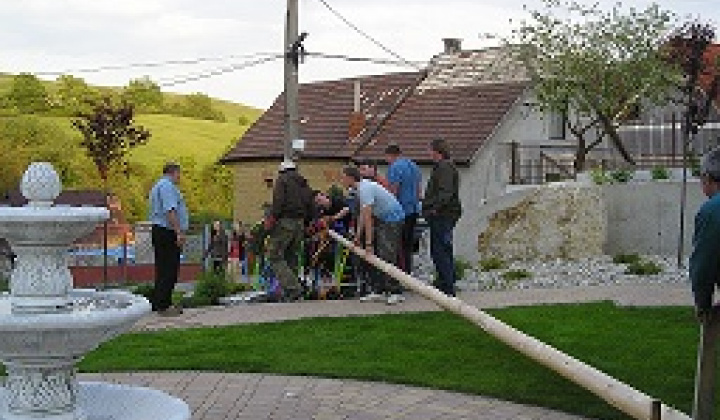 5. fotografia fotogalérie Kultúra a šport / Stavanie mája a spúšťanie fontány