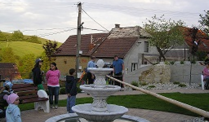 7. fotografia fotogalérie Kultúra a šport / Stavanie mája a spúšťanie fontány