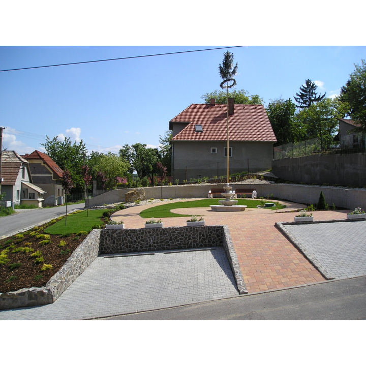 Pozvanie na stavanie Mája